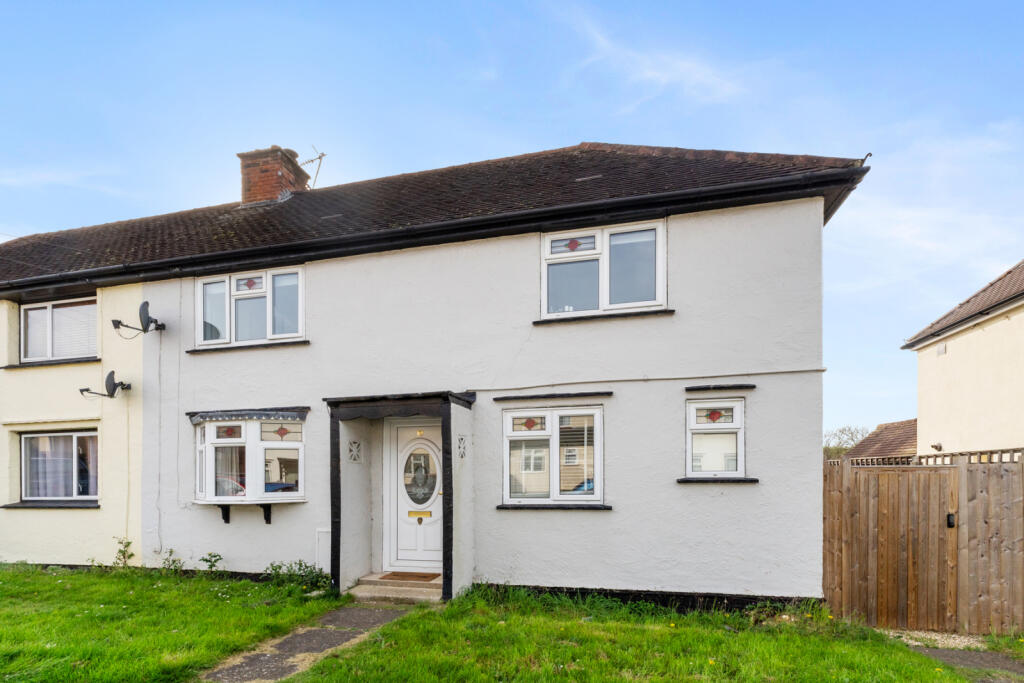 3 bedroom semidetached house for sale in Stoneyfield Drive, Stansted