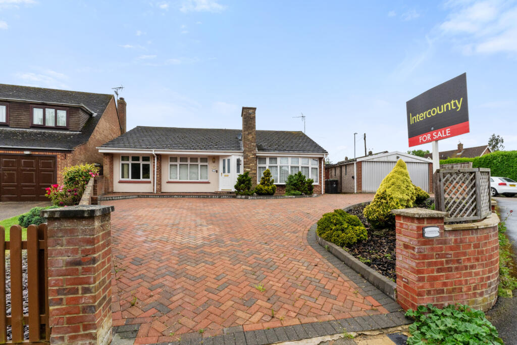 4 bedroom bungalow for sale in Robin Hood Road, Elsenham,