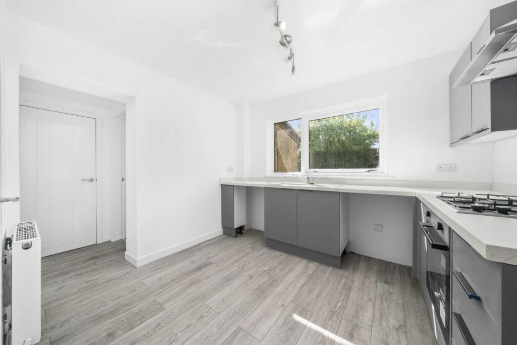 5 bedroom detached house for sale in Waukglen Avenue, Southpark Village