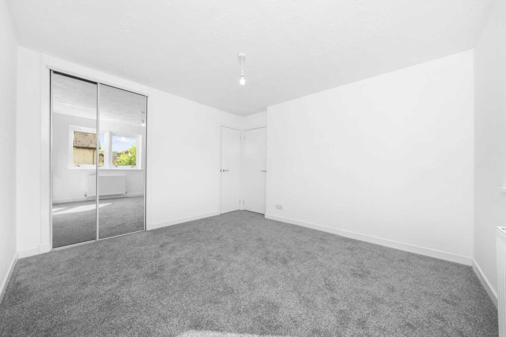 5 bedroom detached house for sale in Waukglen Avenue, Southpark Village