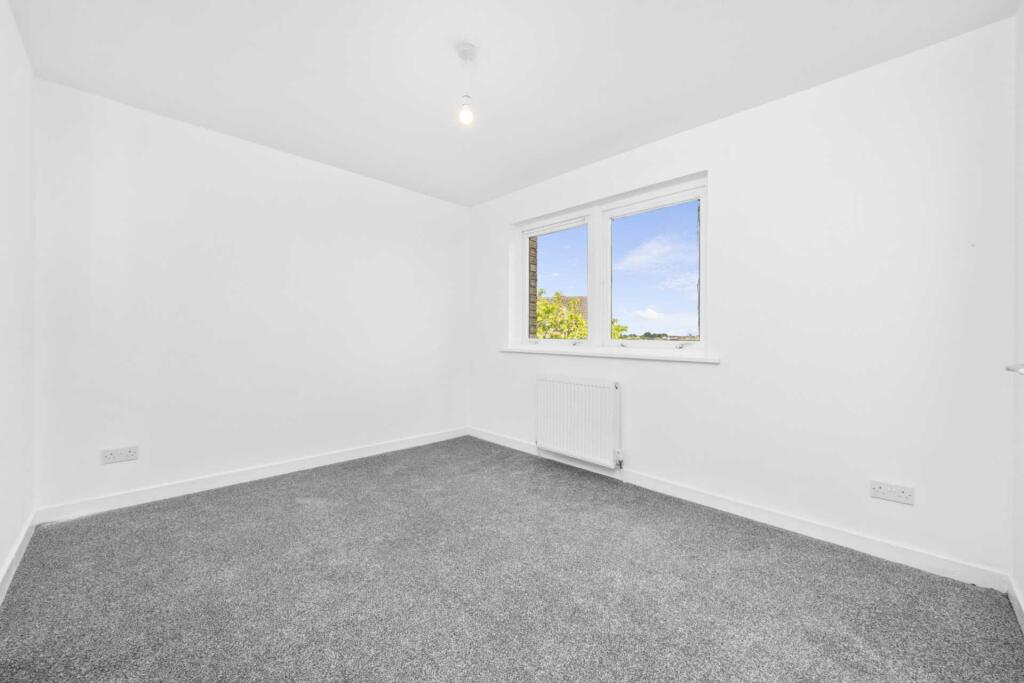 5 bedroom detached house for sale in Waukglen Avenue, Southpark Village