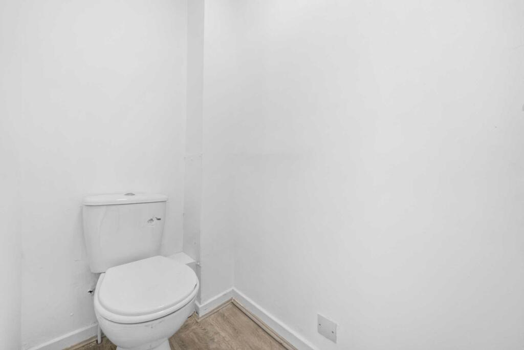 5 bedroom detached house for sale in Waukglen Avenue, Southpark Village