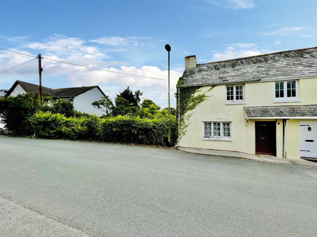 2 bedroom semidetached house for sale in Churston Road, Churston