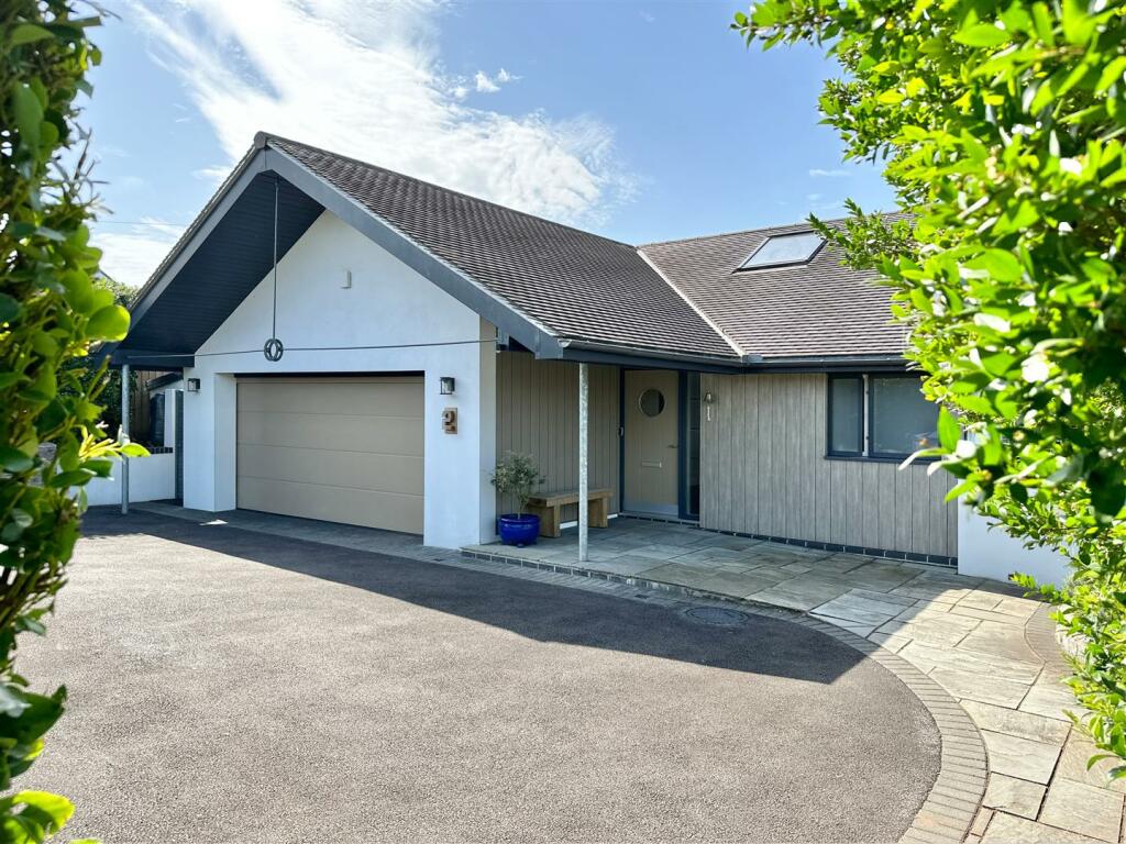 4 bedroom detached bungalow for sale in Manor Bend, Galmpton, Brixham, TQ5