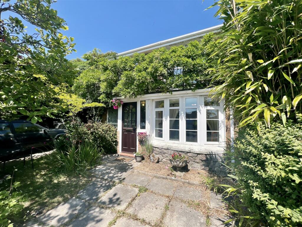 5 bedroom detached house for sale in Drive,