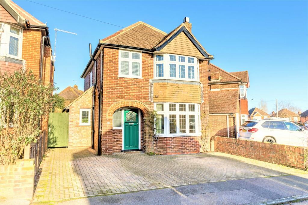 3 bedroom detached house for sale in Waltham Avenue, GUILDFORD, GU2