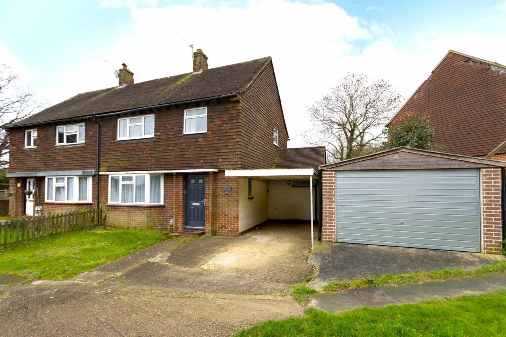 3 bedroom semidetached house for sale in Maytree Close, Guildford, GU1