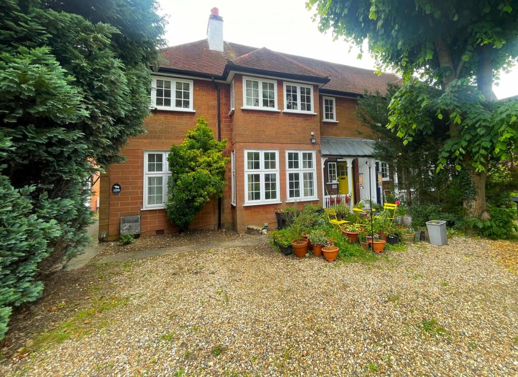 2 bedroom for sale in Woking Road, Guildford, GU1