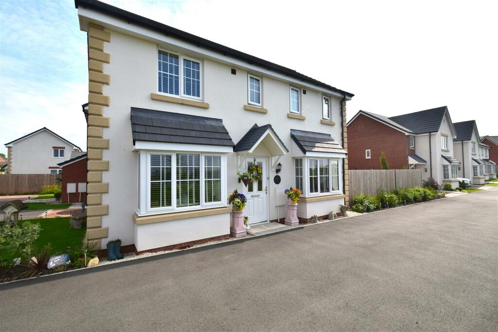 3 bedroom detached house for sale in Chequerbent Green, Westhoughton, BL5