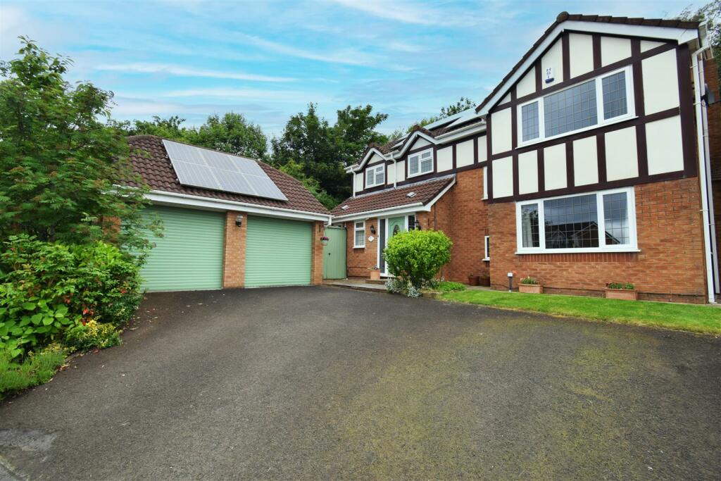 4 bedroom detached house for sale in Parkway, Westhoughton, BL5
