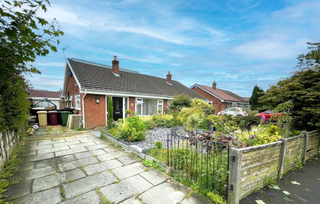4 bedroom semidetached bungalow for sale in Rayden Crescent