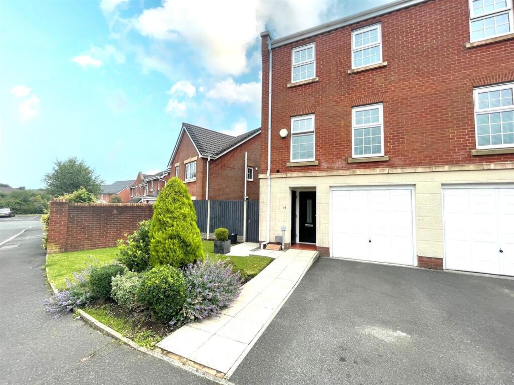 Main image of property: Holmecroft Chase, Westhoughton, Bolton