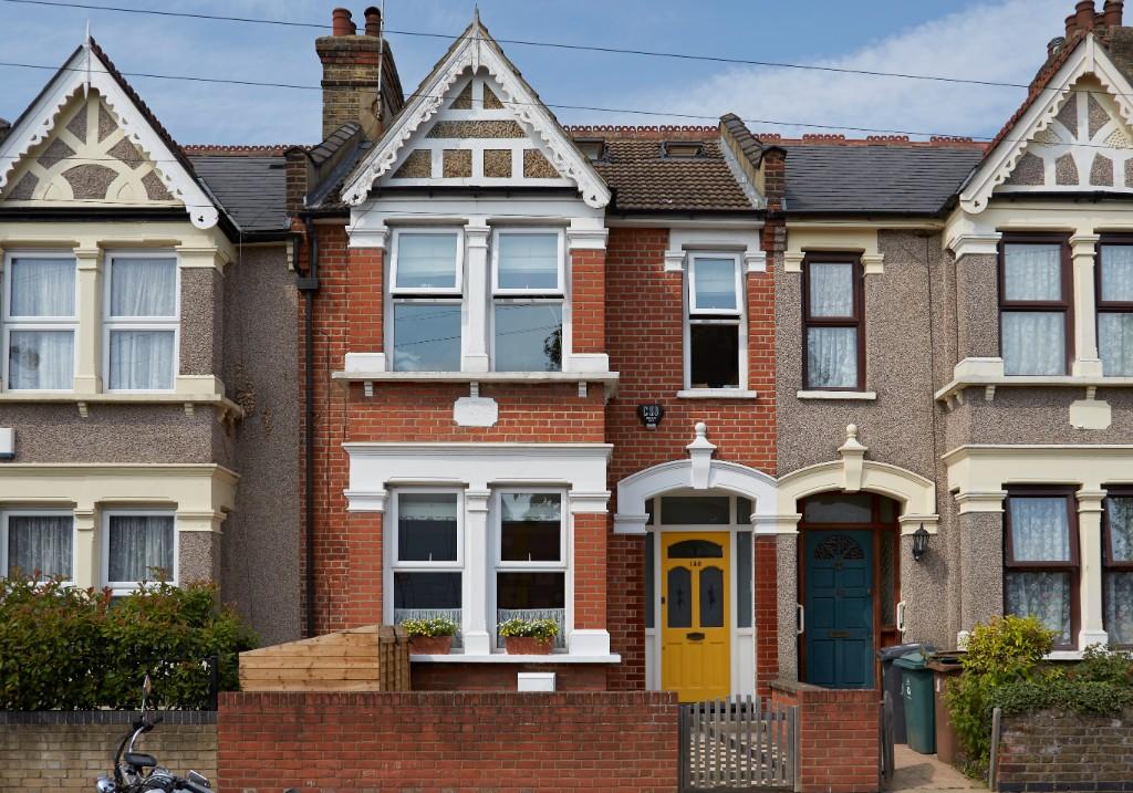 3 bedroom terraced house for sale in Selwyn Avenue, Highams Park, E4
