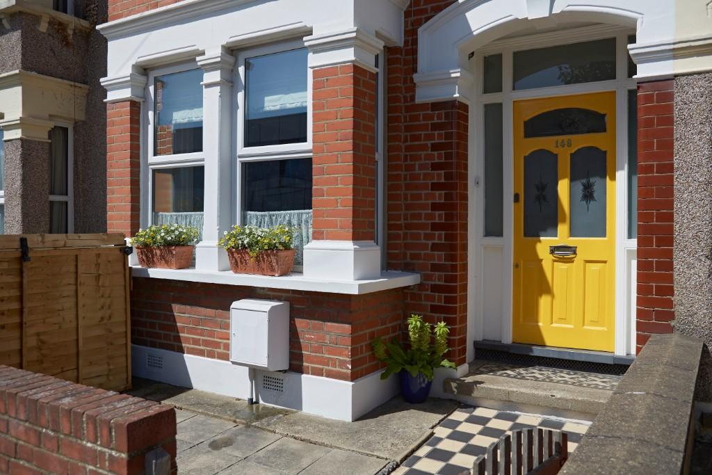 3 bedroom terraced house for sale in Selwyn Avenue, Highams Park, E4