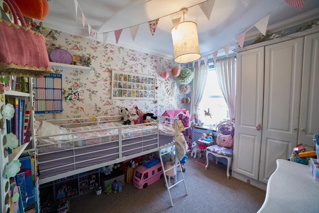 3 bedroom terraced house for sale in Selwyn Avenue, Highams Park, E4