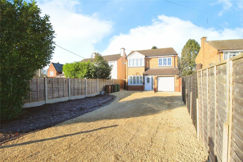 4 bedroom detached house for rent in Droitwich Road, Hanbury