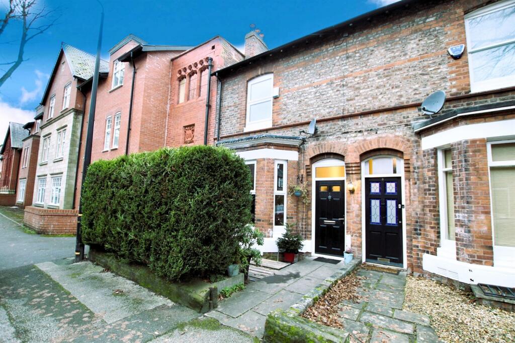 2 bedroom end of terrace house for sale in Oak Road, Hale, Altrincham, WA15