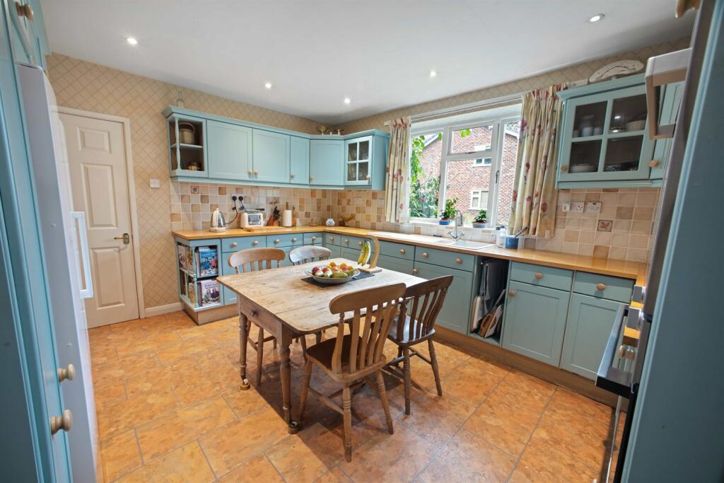 5 bedroom link detached house for sale in Woods Close, Ollerton, WA16