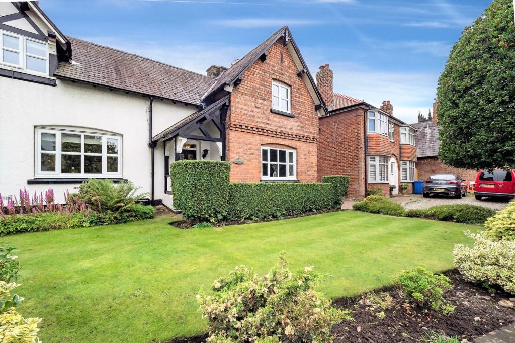 4 bedroom property for sale in Higher Lane, Lymm, WA13