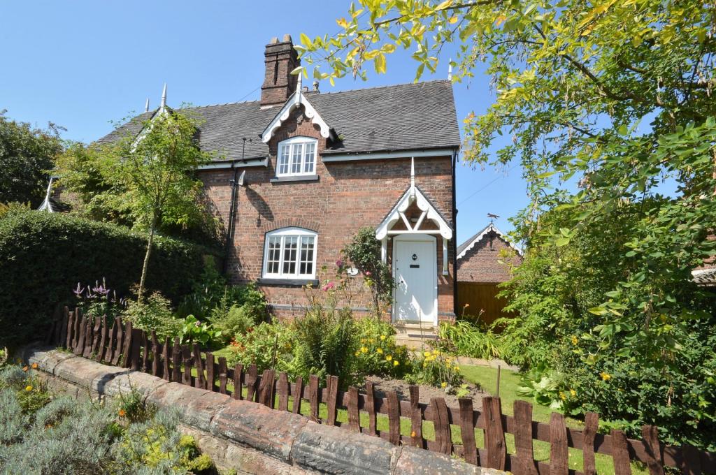 3 bedroom semidetached house for sale in Cherry Lane, Lymm, WA13