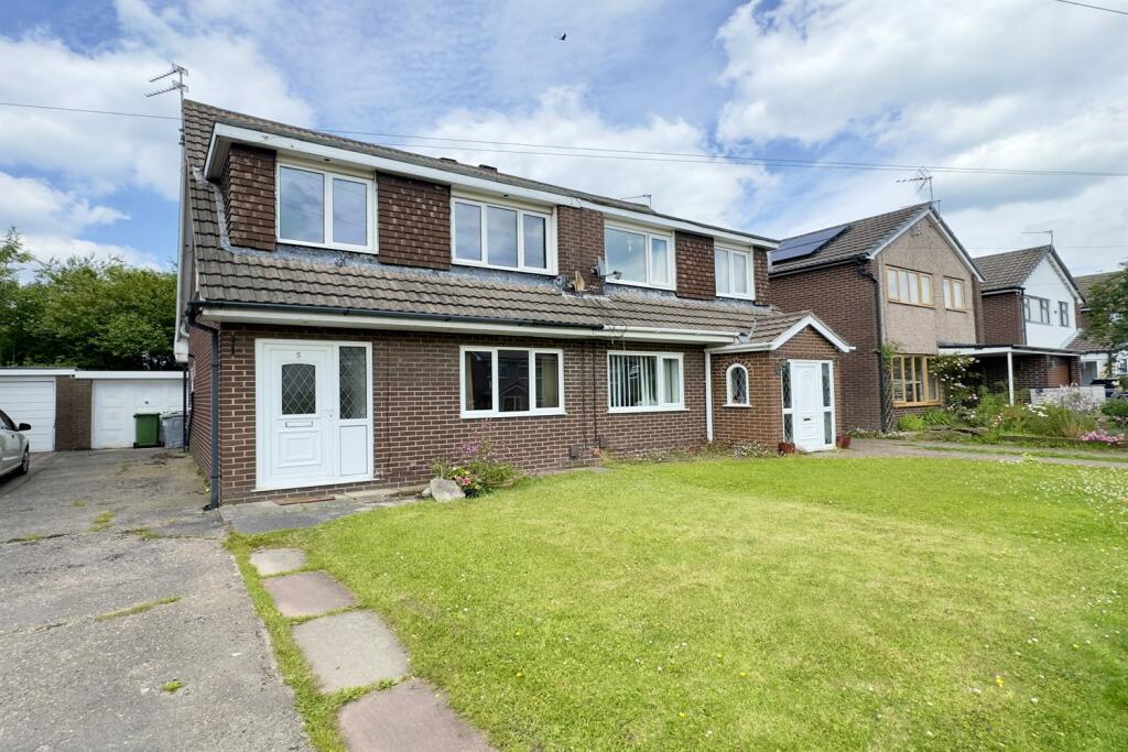 3 bedroom semidetached house for sale in Grebe Close, Poynton, SK12