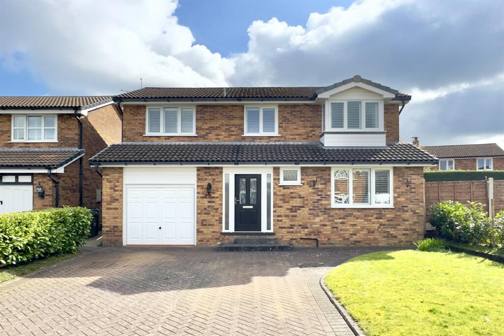 4 bedroom detached house for sale in Tewkesbury Close, Poynton, SK12