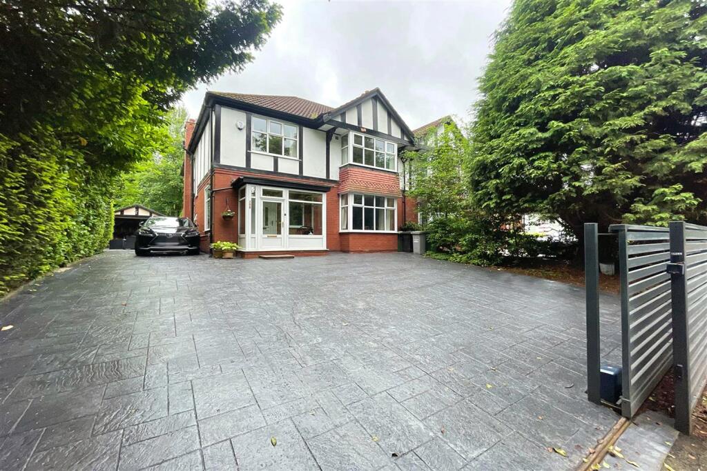 4 bedroom semi-detached house for sale in Brooklands Road, Manchester, M23