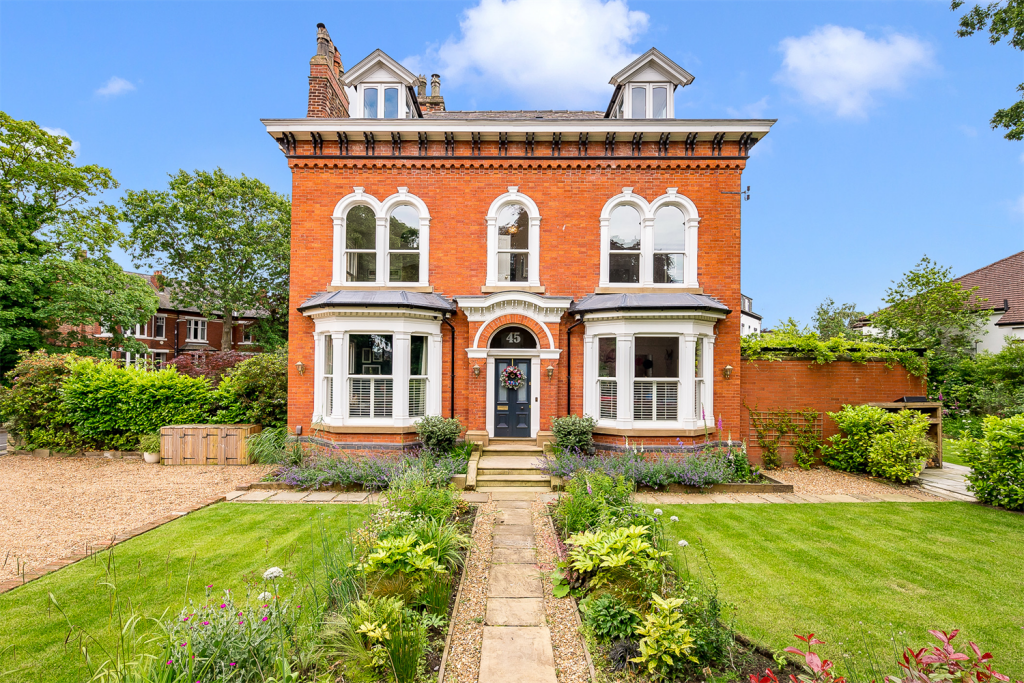 6 bedroom semidetached house for sale in Ashton Lane, Sale, M33