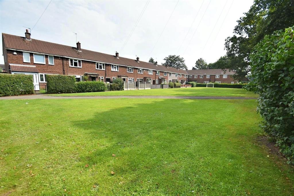 4 bedroom terraced house for sale in Manor Avenue, Sale, M33