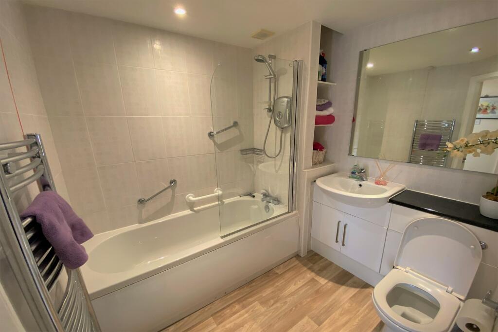 2 bedroom retirement property for sale in Grove Avenue, Wilmslow, SK9