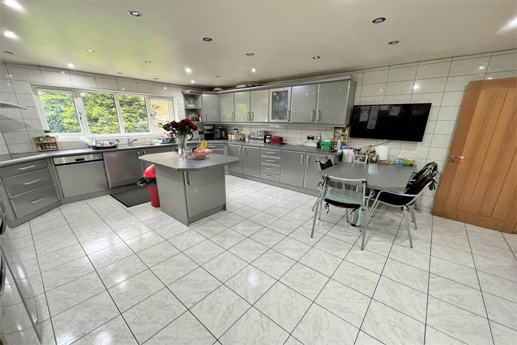 5 bedroom detached house for sale in Stanneylands Road, Wilmslow, SK9