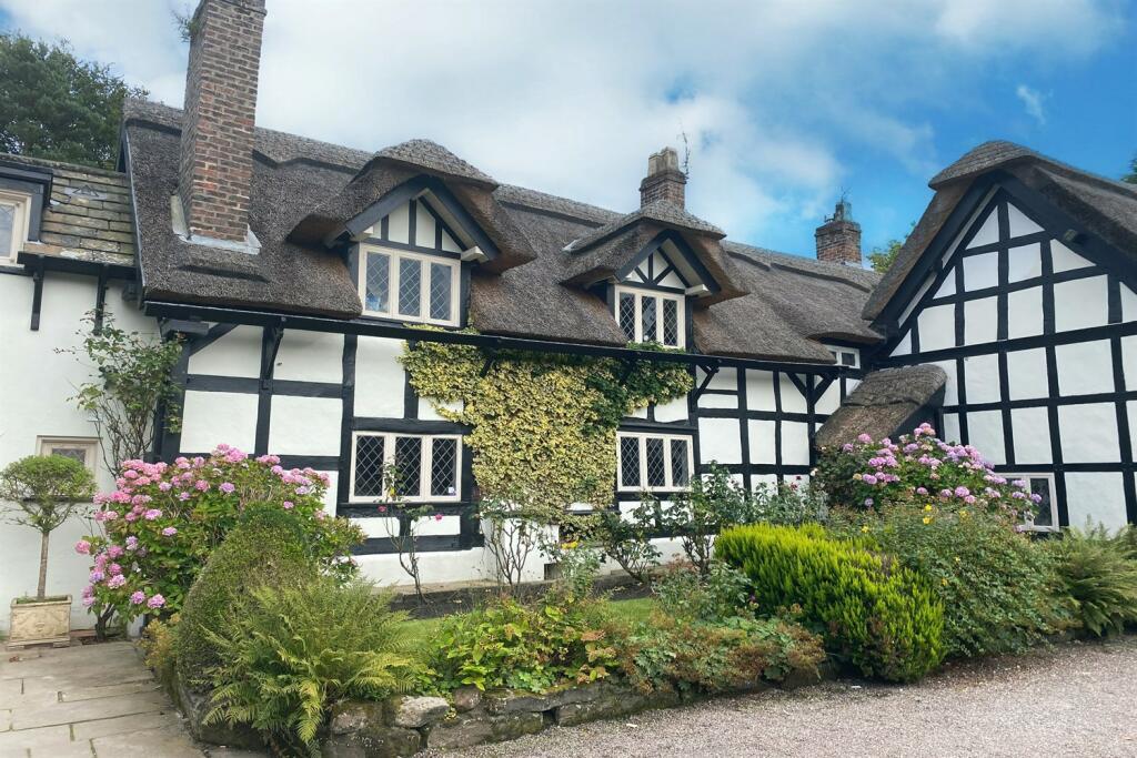 3 bedroom mews property for sale in Stanneylands Road, Wilmslow, SK9