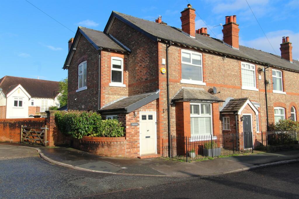 2 bedroom end of terrace house for sale in Knutsford Road, Alderley