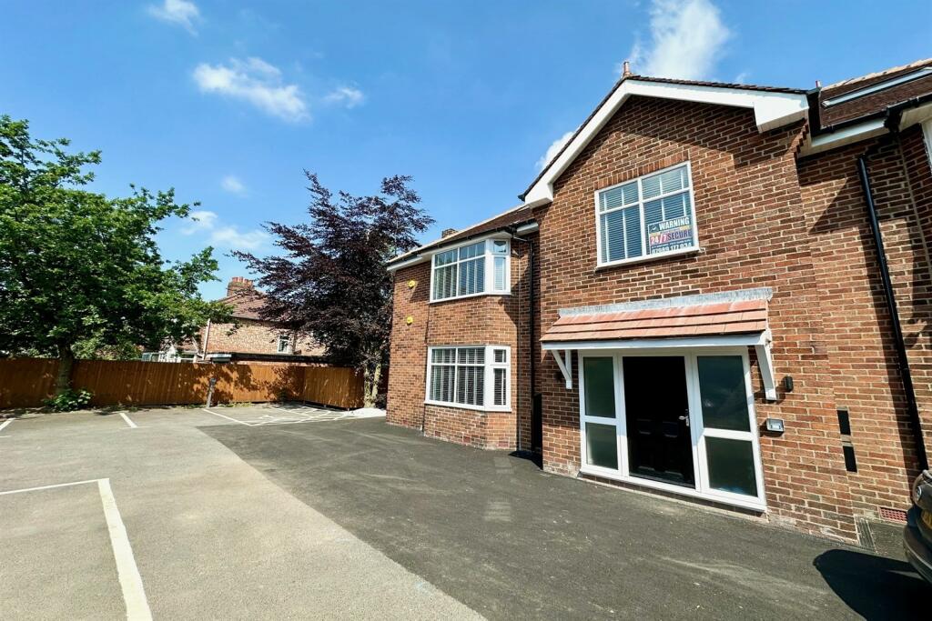 2 bedroom duplex for rent in Altrincham Road, Manchester, M23