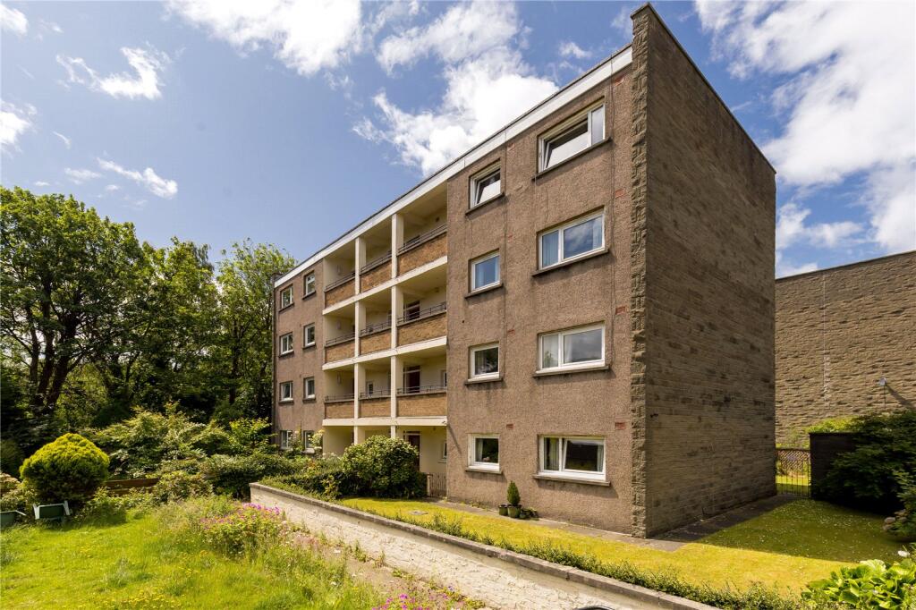 Main image of property: 4/8 Trinity Court, Trinity, Edinburgh, EH5 3LF