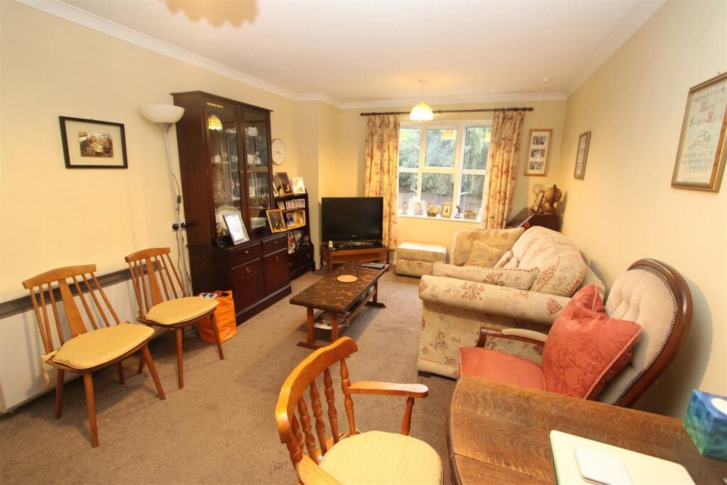 1 bedroom flat for sale in Cavendish Court, Holmwood Gardens