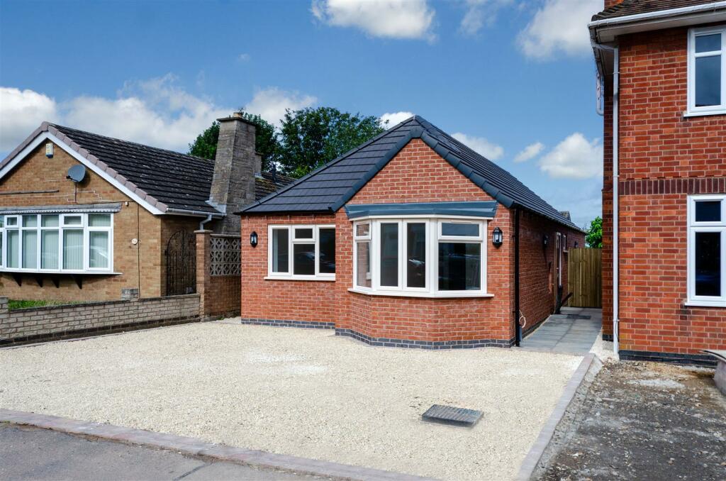 2 bedroom detached bungalow for sale in Hinckley Road, Stoney Stanton., LE9