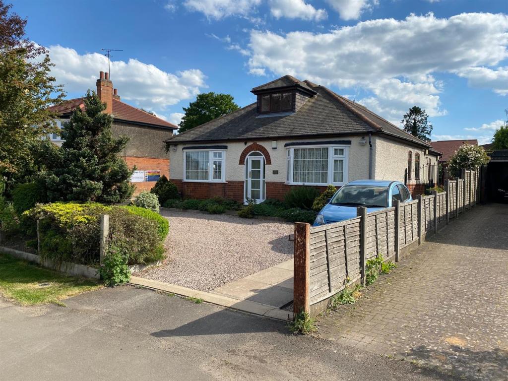 4 bedroom detached bungalow for sale in Blaby Road, Enderby, Leicester