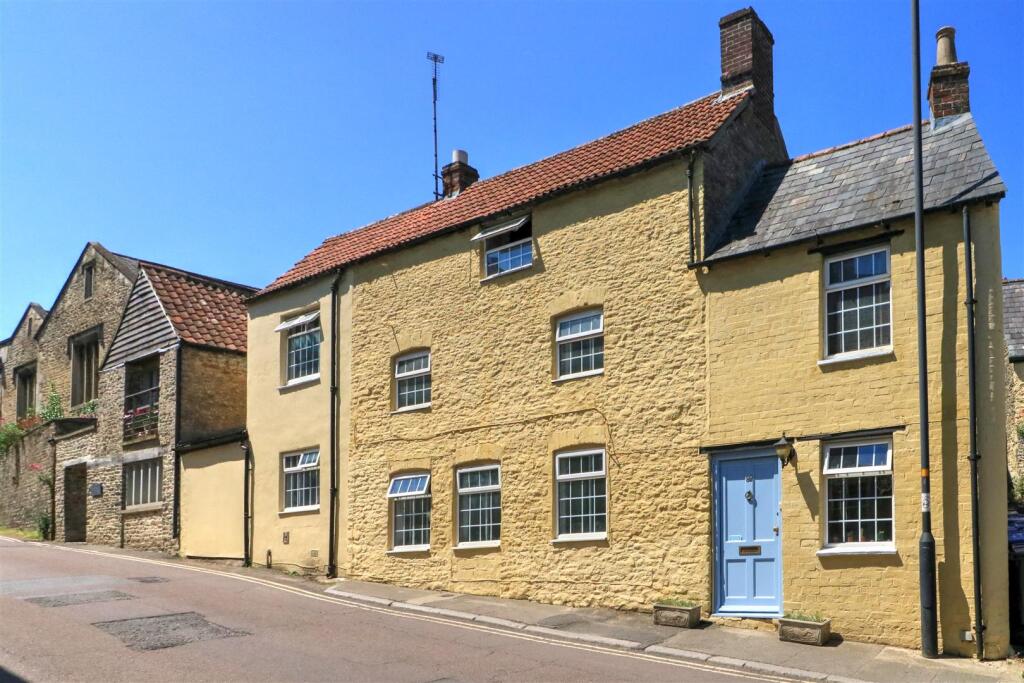 Main image of property: 92 Gloucester Road, Malmesbury