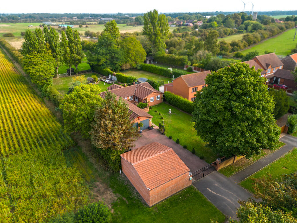 4 bedroom detached bungalow for sale in Trent Lane, Newtonontrent, LN1