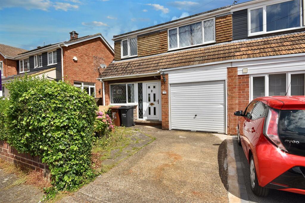 3 bedroom semidetached house for rent in Howe Crescent, Corby, NN17