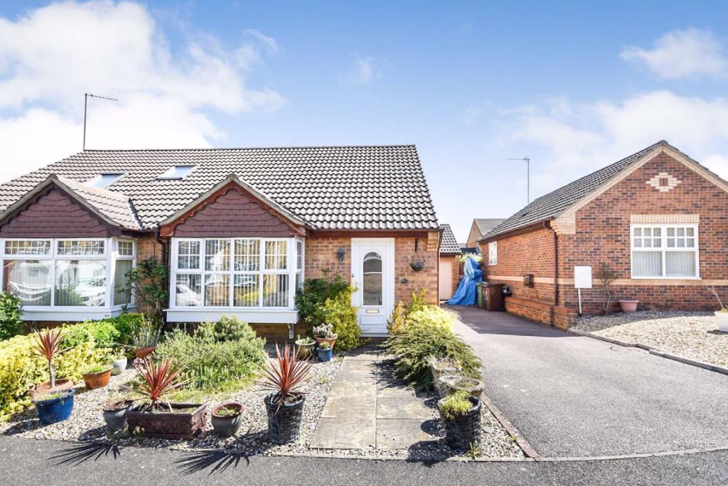 2 bedroom semidetached bungalow for sale in Hempland Close, Corby