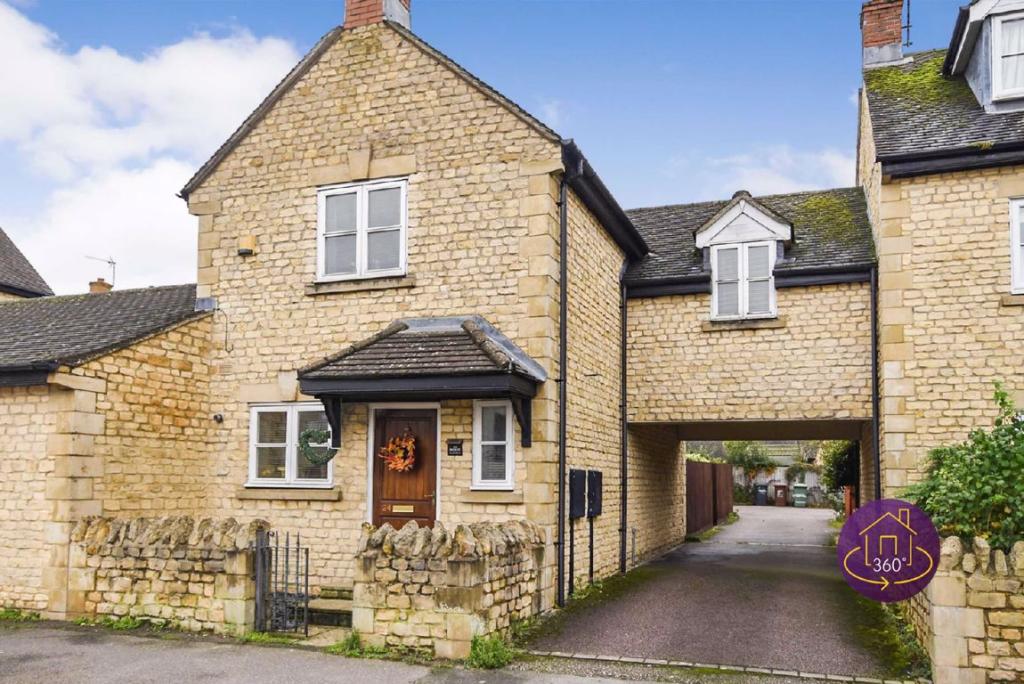 3 bedroom detached house for sale in High Street, Weldon