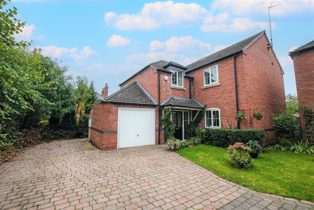 4 bedroom detached house for sale in Seasons Close, Uttoxeter, ST14