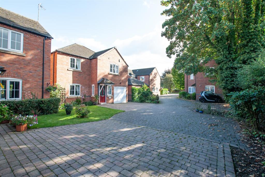 4 bedroom detached house for sale in Seasons Close, Uttoxeter, ST14