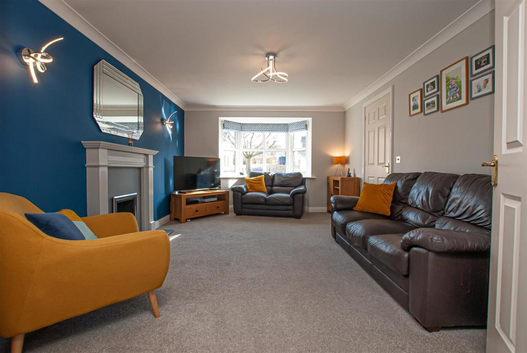 4 bedroom detached house for sale in Demontfort Way, Uttoxeter, ST14