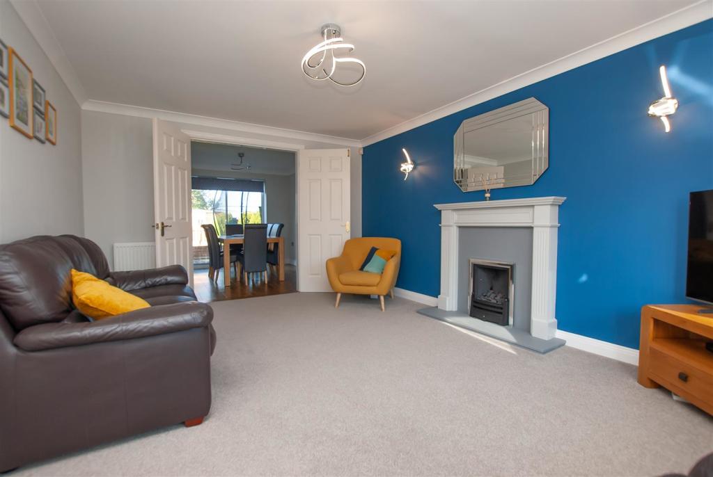 4 bedroom detached house for sale in Demontfort Way, Uttoxeter, ST14