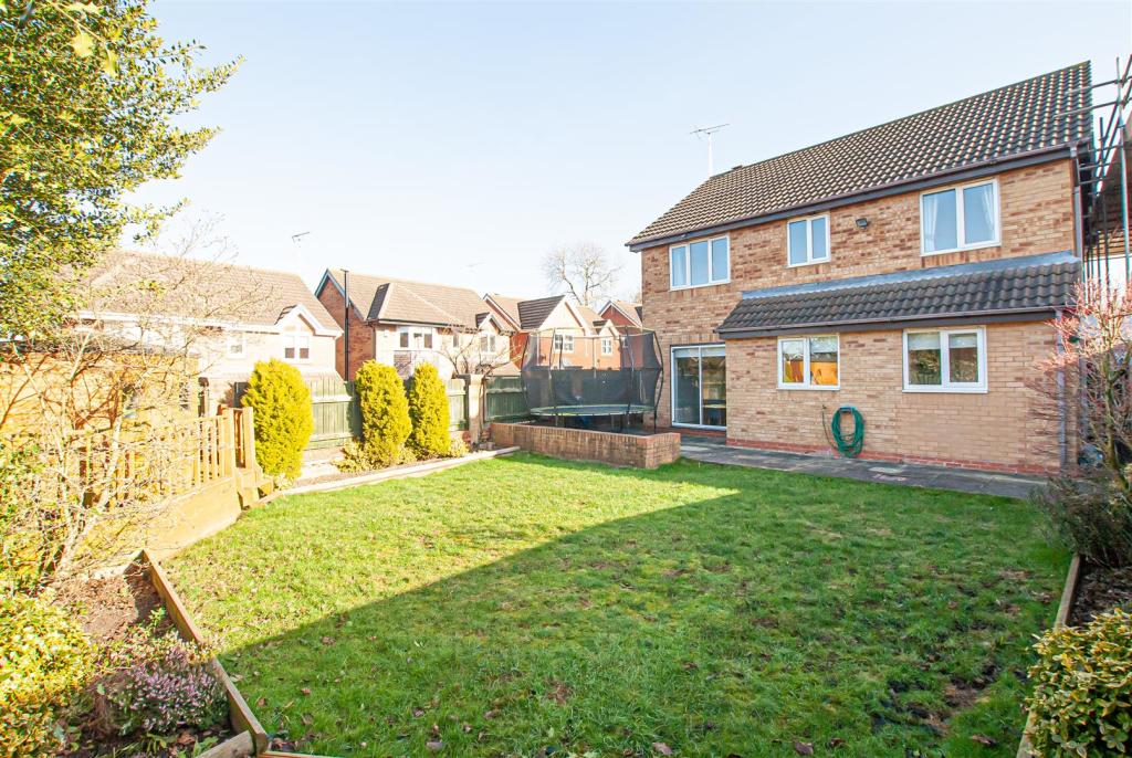 4 bedroom detached house for sale in Demontfort Way, Uttoxeter, ST14