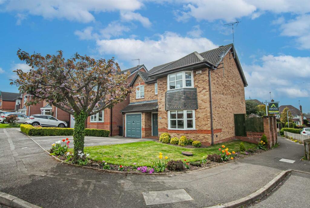 4 bedroom detached house for sale in Demontfort Way, Uttoxeter, ST14