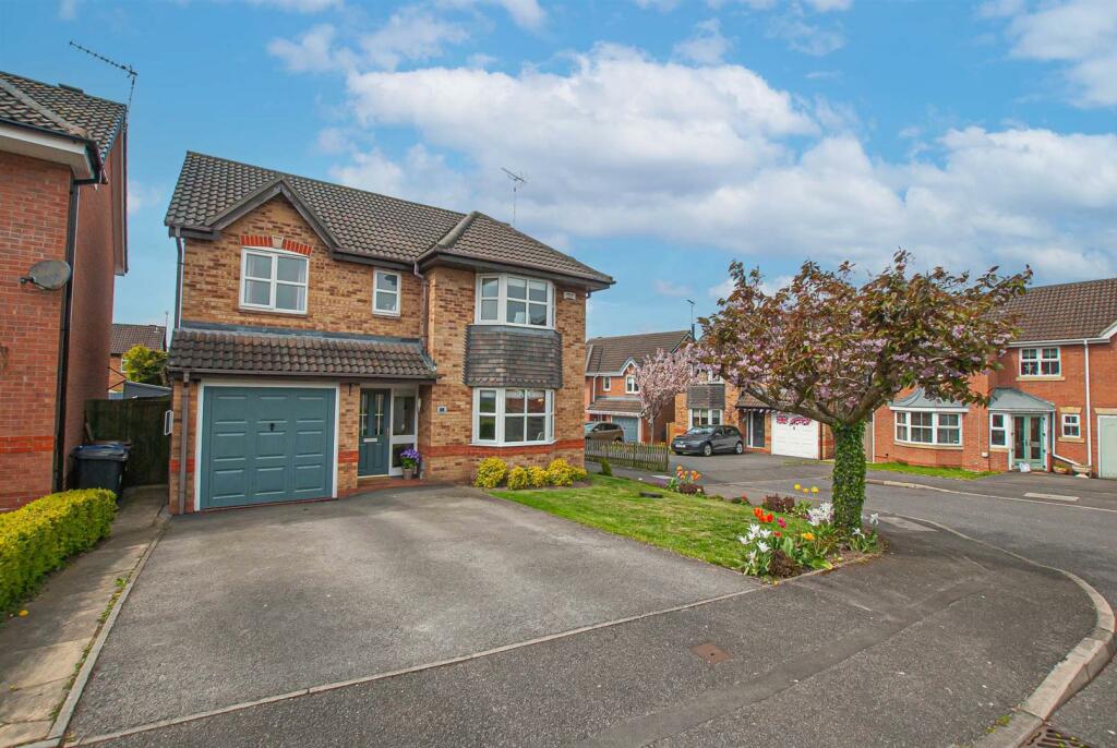 4 bedroom detached house for sale in Demontfort Way, Uttoxeter, ST14
